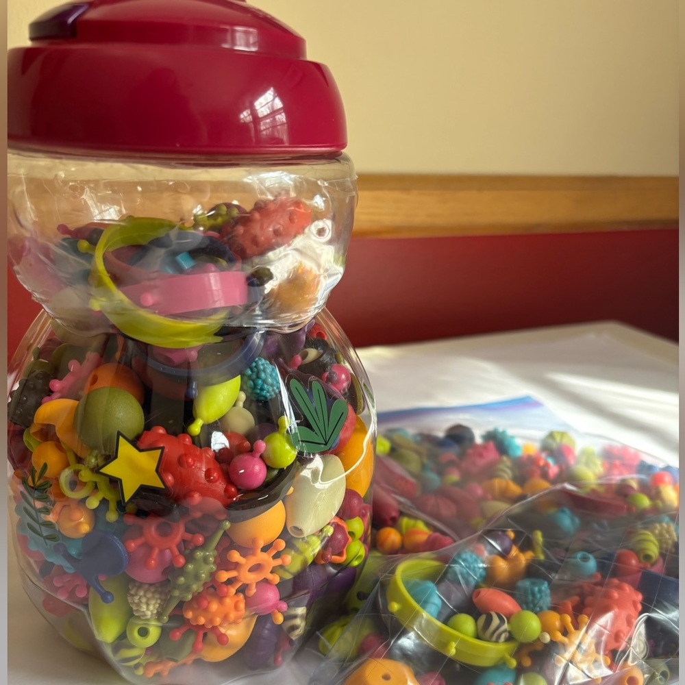 B. Toys Pop Arty Colorful Kids Snap Bead 500++ jewelry making set